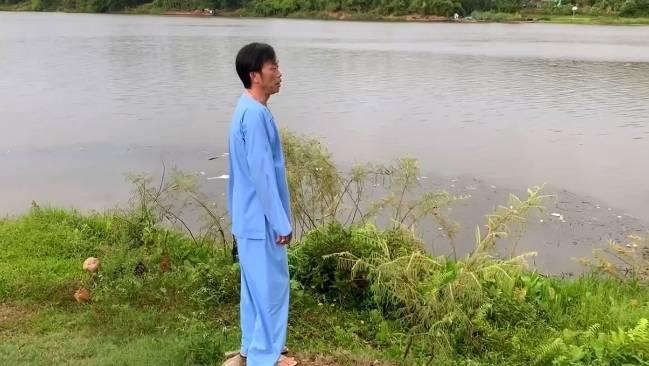 Hoài Linh gây thích thú khi gọi đò bên bờ sông Hương