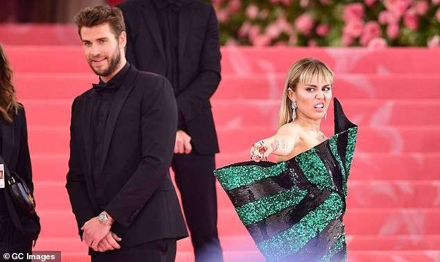 Lộ clip Miley và Liam hờ hững, chán nản, buồn khổ cạnh nhau trước ngày ly hôn