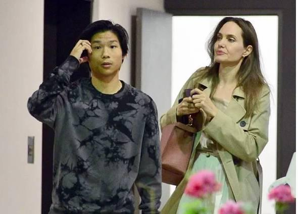 Angelina Jolie dẫn Pax Thiên đi ăn tối sau khi đưa Maddox nhập học ở Hàn Quốc