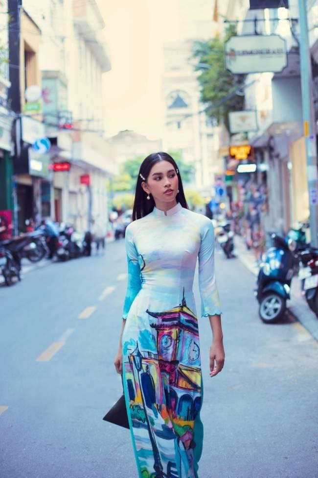 Hoa hậu Tiểu Vy mặc áo dài ‘Sài Gòn ơi’ xuống phố