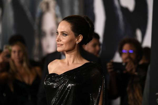 Angelina Jolie đẹp rạng ngời cùng các con trong buổi ra mắt phim 'Maleficent 2'