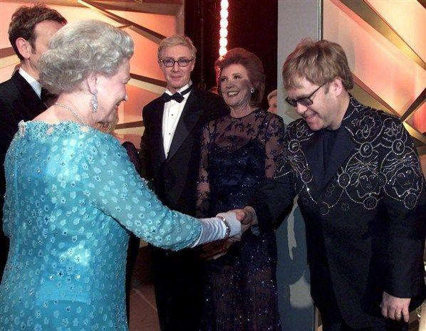 Elton John từng chứng kiến nữ hoàng Elizabeth II 'tát' cháu trai