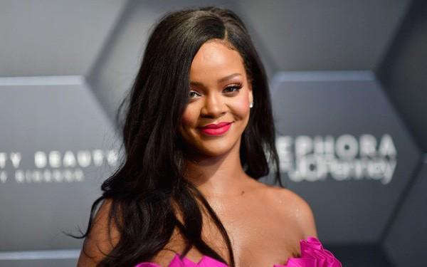 Rihanna ra mắt sách ảnh tự truyện về cuộc đời mình