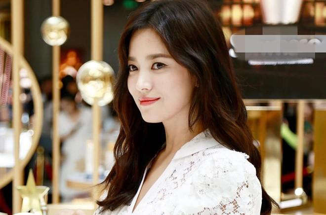 Song Hye Kyo lại bị chỉ trích khi không hủy dự sự kiện để tưởng nhớ Sulli như tuyên bố