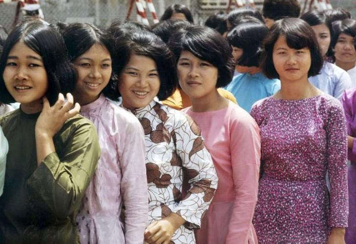 Bàn về trang phục của phụ nữ Việt Nam thời hiện đại