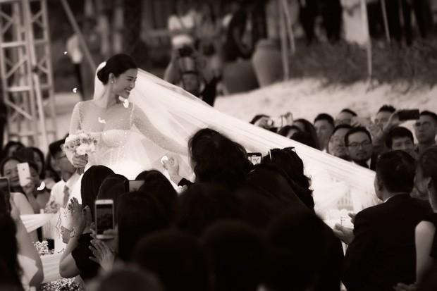 Váy cưới bồng xòe như công chúa trong đám cưới Đông Nhi - Ông Cao Thắng, 6 tháng để thực hiện