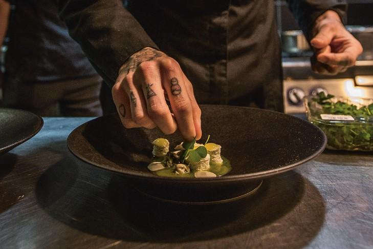 Đầu bếp sao Michelin có hình xăm độc đáo của truyền hình ẩm thực Pháp đến Việt Nam