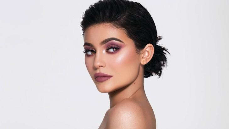 Kylie Jenner kiếm được 600 triệu USD nhờ bán 51% cổ phần công ty mỹ phẩm