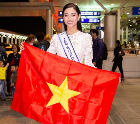 Hoa hậu Lương Thùy Linh lên đường đi Anh dự thi Miss World trễ 2 ngày vì trục trặc visa