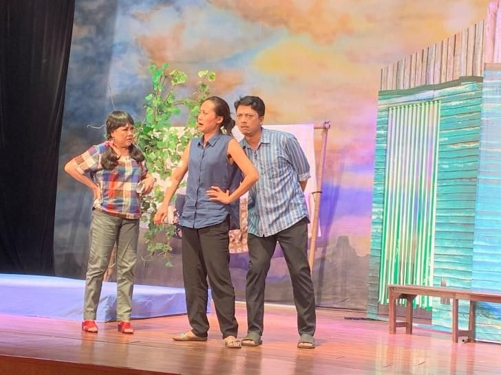 Kịch tết - Tình yêu trời đánh: Sự phi lý dễ thương!