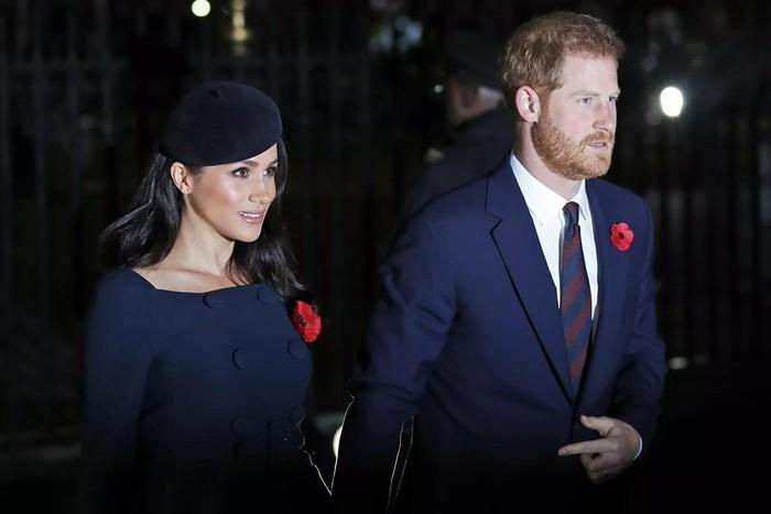 Vợ chồng Hoàng tử Harry-Meghan chính thức từ bỏ danh hiệu hoàng gia