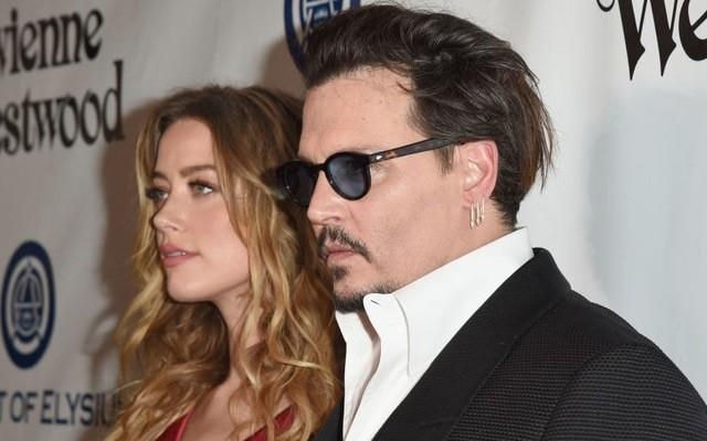 Jonny Depp gục ngã khi bị vợ cũ đập cả cánh cửa vào đầu