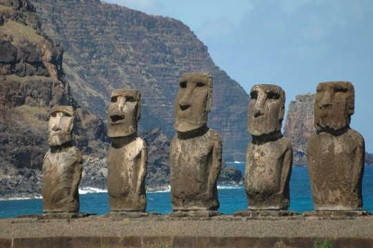 Bức tượng Moai trên đảo Phục Sinh bị phá hủy bởi xe bán tải