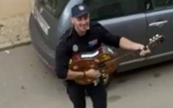 Anh cảnh sát chơi guitar hát cho cả phố nghe, xua đi bầu không khí u ám vì Covid-19
