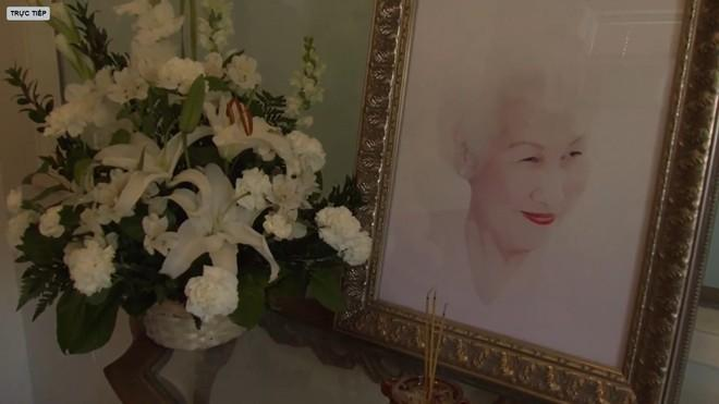 Lễ tang hồng của danh ca Thái Thanh: Ý Lan và gia đình nức nở hát bài 'Nghìa trùng xa cách', 'Tình ca' tiễn mẹ