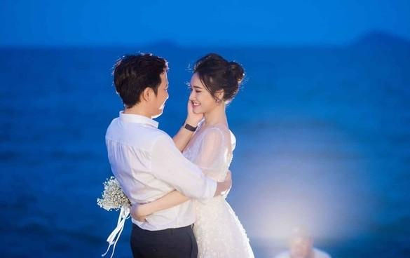 Trường Giang - Nhã Phương bất ngờ tung bộ ảnh lễ đính hôn lãng mạn trên bãi biển