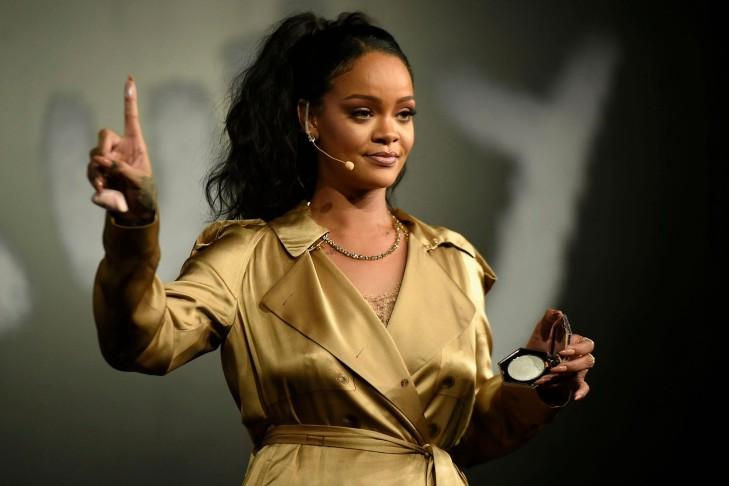 Rihanna ủng hộ 5 triệu USD chống COVID-19