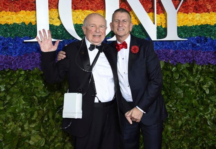 Nhà soạn kịch đồng tính từng 4 lần thắng giải Tony qua đời ở tuổi 81 vì COVID-19