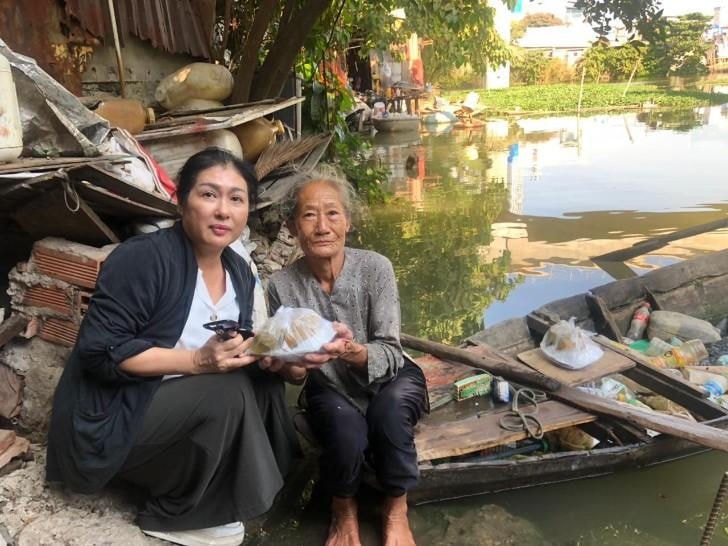 Nghệ sĩ Thanh Thuỷ nấu cơm cho người nghèo trong mùa dịch