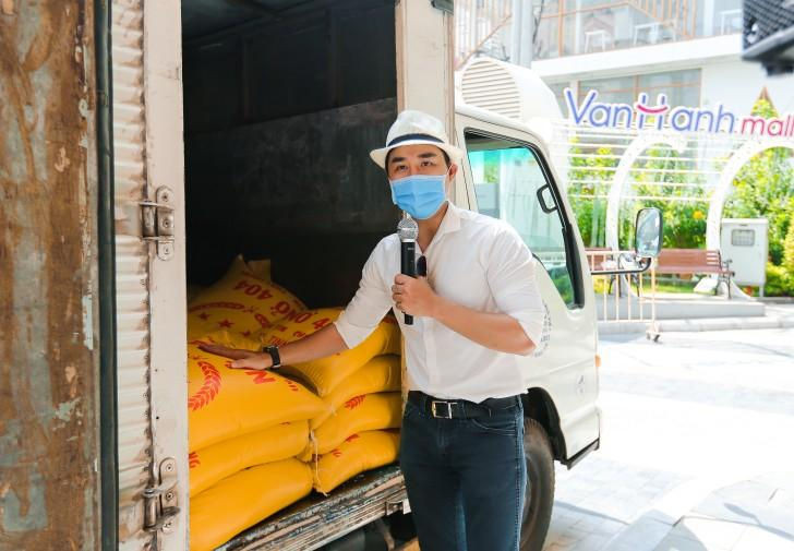MC Nguyên Khang: 'Tôi tặng gạo không dựa vào ngoại hình để phân biệt ai nghèo hay sang'