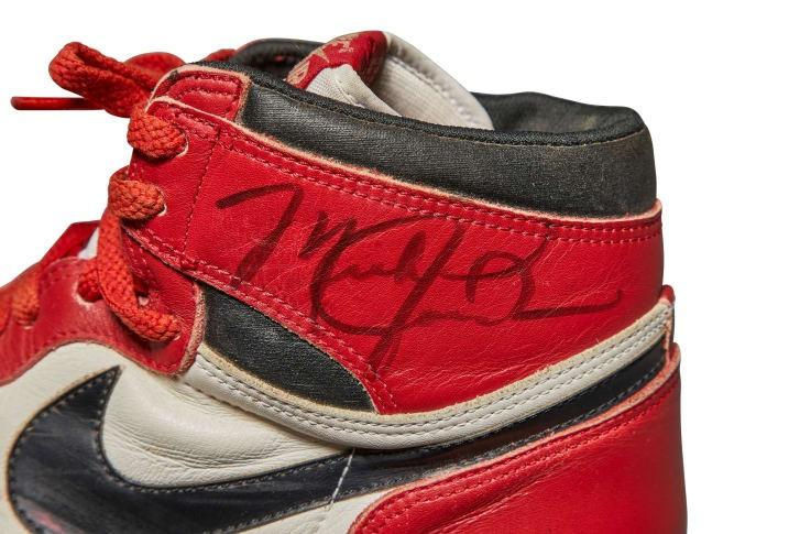 Đôi giầy cũ của Michael Jordan có giá hơn 13 tỉ đồng