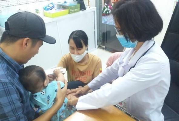 Nữ bác sĩ tự tiêm thử nghiệm vắc xin mới trước khi tiêm cho khách hàng