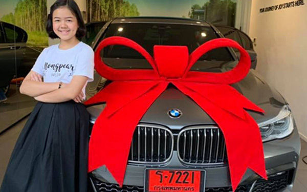 YouTuber người Thái 12 tuổi tự mua BMW 7-Series, 11 tuổi là nghệ sĩ trang điểm tại London Fashion Week