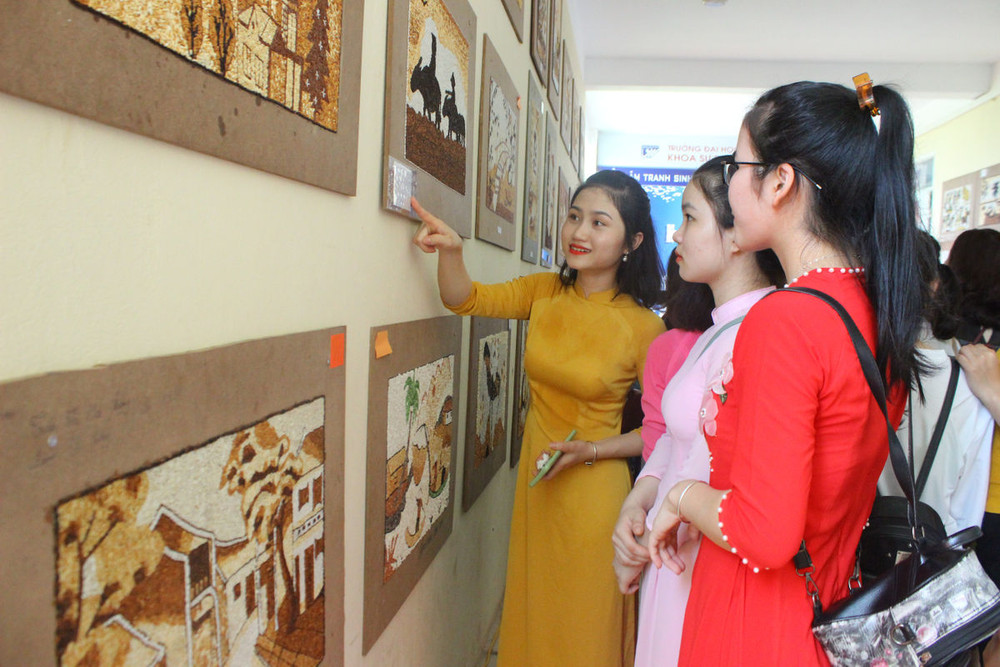 Hà Tĩnh: Sinh viên làm tranh gạo gây quỹ từ thiện