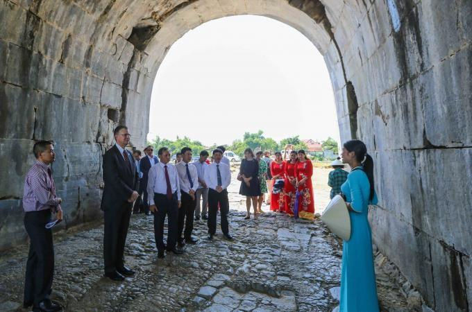 Đại sứ Mỹ tài trợ 92.500 USD giúp bảo tồn di sản văn hóa Thành nhà Hồ