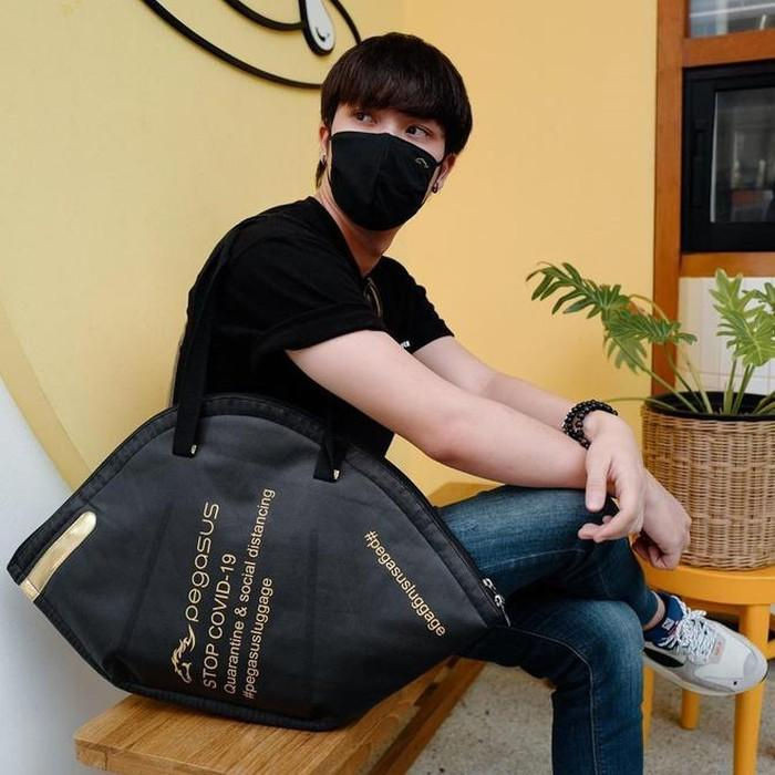 Túi xách hình khẩu trang độc đáo của nhà mốt Thái Lan