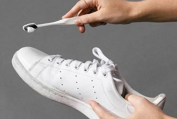 5 cách xử lý khi giày trắng bị ố vàng