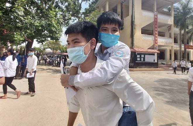 Bộ Y tế lên tiếng về việc đặc cách nam sinh cõng bạn đến trường vào ĐH Y Hà Nội