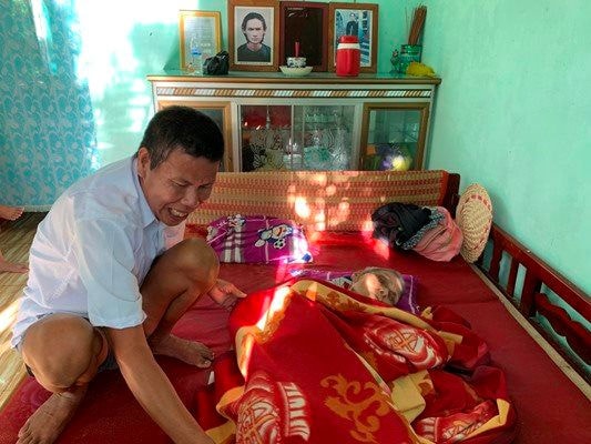 Cần Thơ: Câu chuyện cảm động về người đàn ông 'khờ khờ' nhặt ve chai nuôi mẹ già 94 tuổi