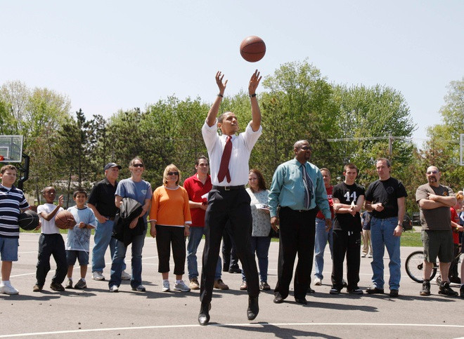 Chất Michelle - Ông Obama chơi bóng rổ để xoa dịu căng thẳng trong ngày bầu cử