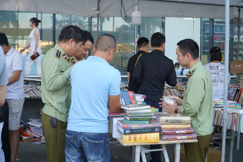 Thu giữ hàng loạt sách giả tại Hội chợ sách ở Hà Nội