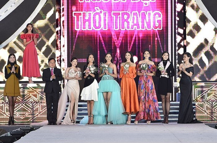 Top 35 thí sinh Hoa hậu Việt Nam cùng hoa hậu Đỗ Mỹ Linh tỏa sáng trong đêm thời trang