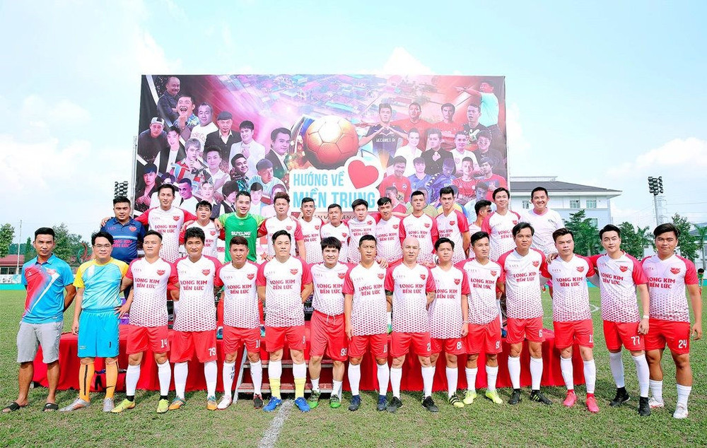Chùm ảnh các nghệ sĩ TP.HCM và cầu thủ chuyên nghiệp đá banh giao hữu nhằm ủng hộ đồng bào miền Trung