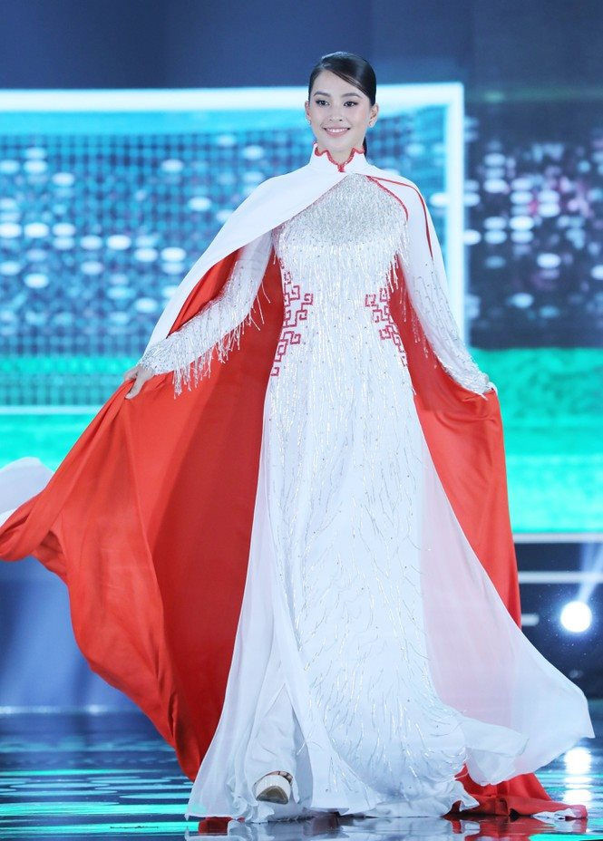 Hoa hậu Tiểu Vy gây ấn tượng với bộ sưu tập áo dài về bóng đá