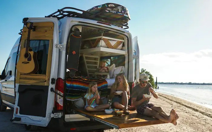 Trong chiếc xe van 7,4 m2, lối sống phiêu lưu tối giản của gia đình trẻ khiến nhiều người... ngạc nhiên