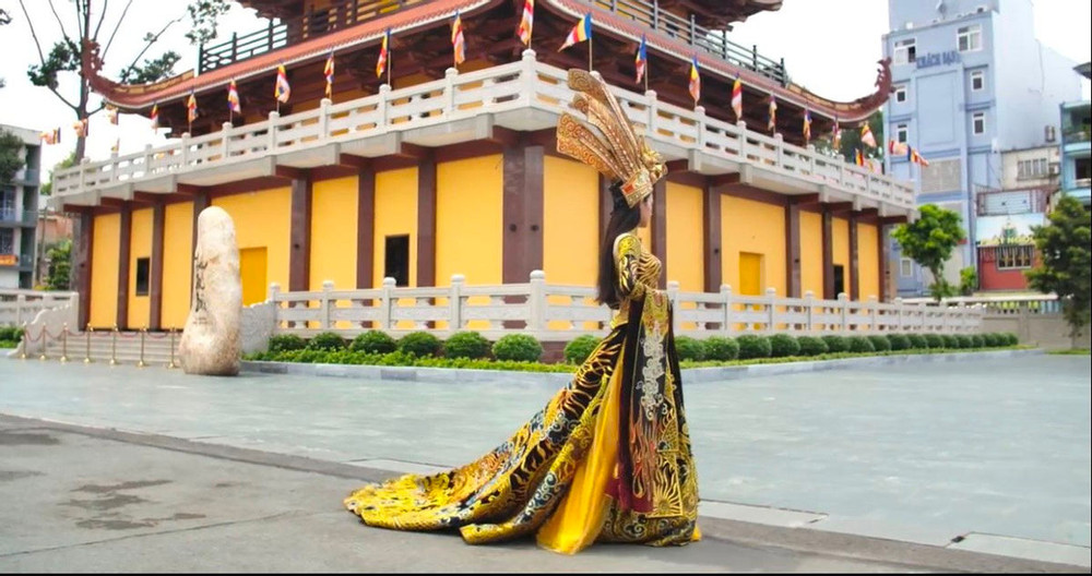 Thái Thị Hoa đạt giải nhất Quốc phục tại Hoa hậu Trái Đất với hình tượng mẹ Âu Cơ