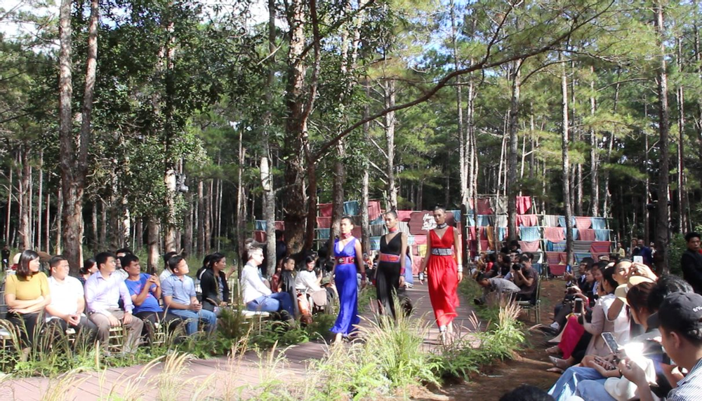 Video người đẹp trình diễn bộ sưu tập của NTK Tây Ban Nha giữa rừng thông Đắk Nông