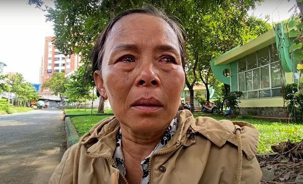 Người mẹ U60 tìm con trai mất tích bí ẩn suốt 6 năm, khóc đến mờ mắt