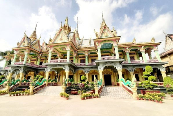 Đến ngôi chùa có tượng Phật nằm lớn nhất Việt Nam và 2 hòn đá nổi kỳ lạ