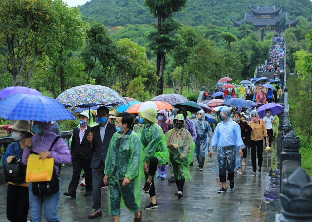 Cuối tuần, hàng ngàn người vẫn đổ về chùa Tam Chúc bất chấp mưa gió và dịch COVID-19