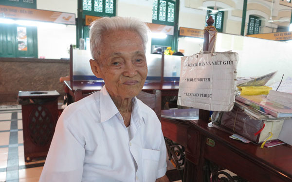 Một phần linh hồn Bưu điện Sài Gòn - cụ ông viết thư thuê cuối cùng đã nghỉ việc