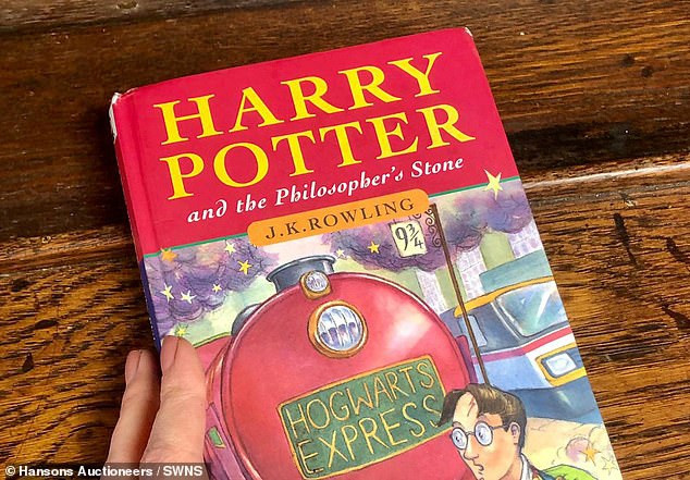 Sách cũ Harry Potter và hòn đá phù thủy do người mẹ quá cố mua tặng, 20 năm sau hóa... một gia tài