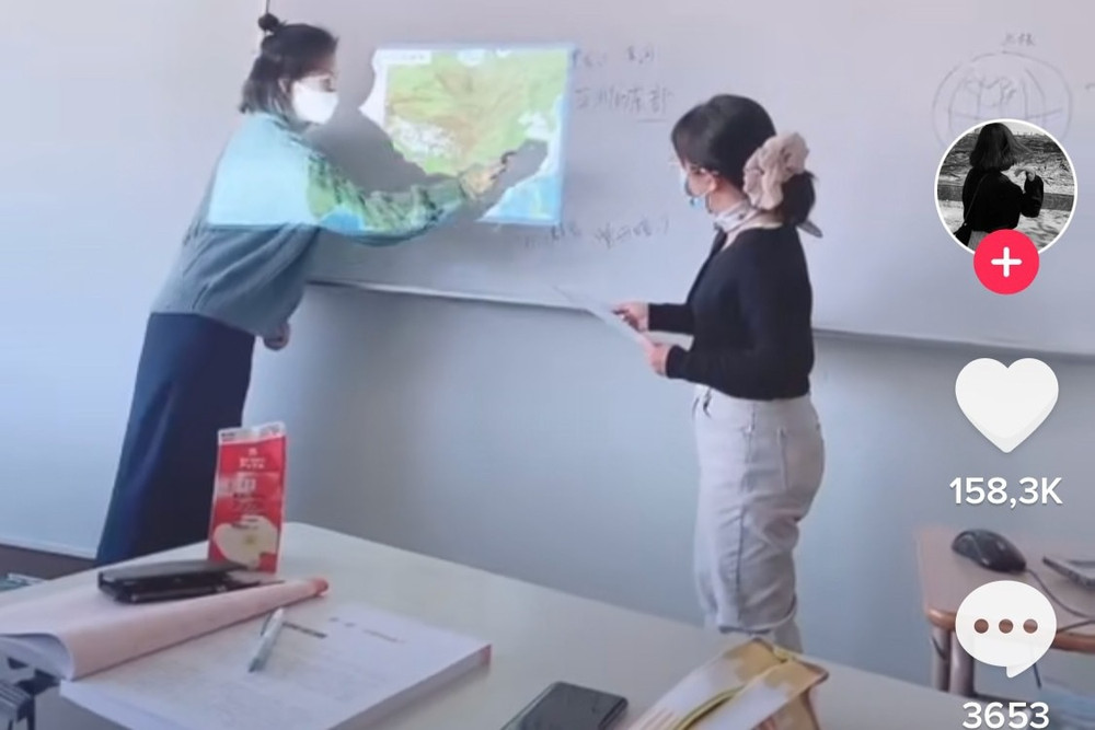 Clip nữ sinh Việt "cắt đứt" đường lưỡi bò do cô giáo Trung Quốc trình chiếu