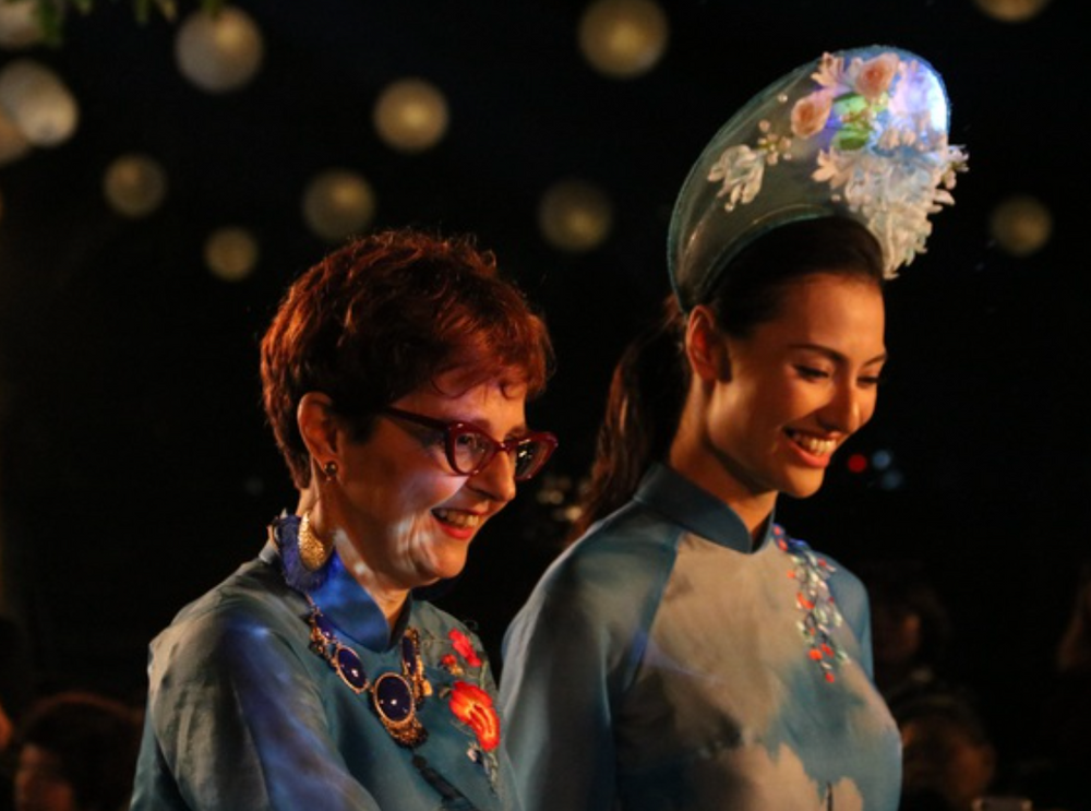 Tự hào 'Thế giới trong tà áo dài Việt'
