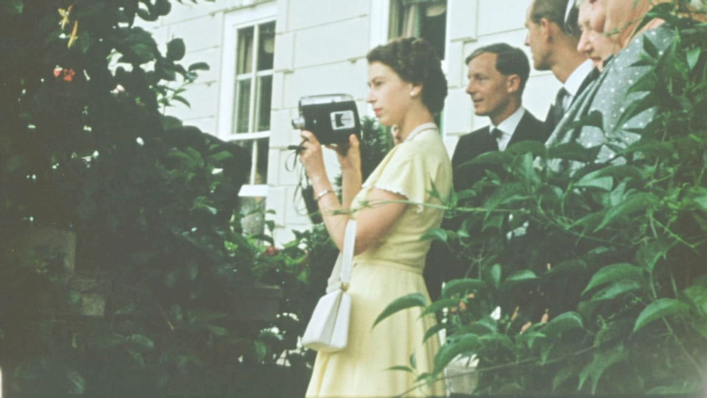 Nữ hoàng Anh Elizabeth II và những cảnh quay chưa từng được tiết lộ