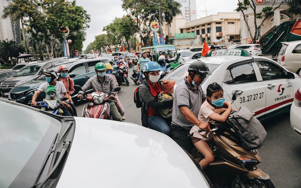 Biển người chật kín từ trong ra ngoài ở Thảo Cầm Viên Sài Gòn ngày giỗ Tổ Hùng Vương